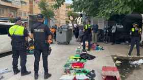 La operación de la Policía Local y Nacional identifica a cincuenta vendedores ambulantes de ropa en Alicante.