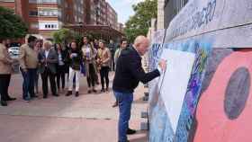 Jesús Julio Carnero visita una exposición de diferentes imágenes icónicas del Muro de Berlín, adaptadas a Valladolid