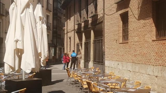 Un policía a las puertas de la Iglesia de Santiago de Valladolid