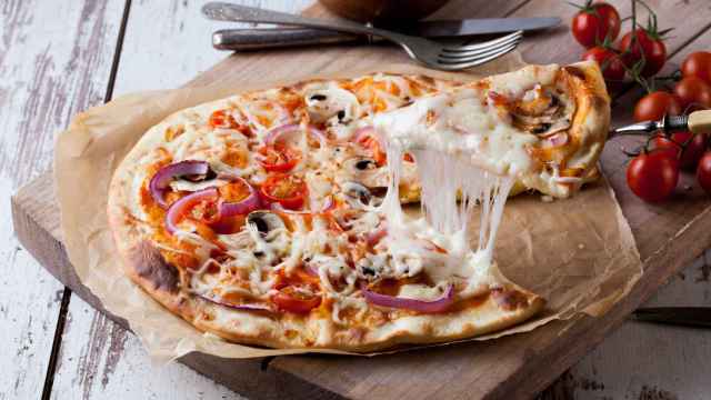 El truco definitivo para recalentar pizza sin tener que usar el horno