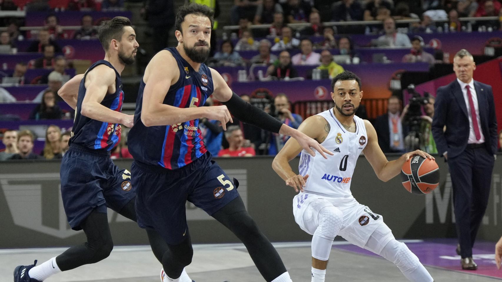 Nigel Williams-Goss maneja el balón ante la presión del Barça.