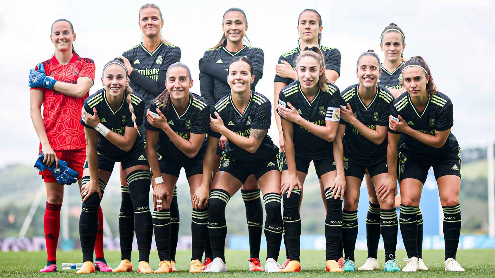 Las jugadoras del Real Madrid Femenino, con el parche de la Liga-F tapado.