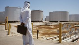 Un saudí frente a las instalaciones de la petrolera Saudi Aramco.