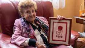 Maricuela, en su casa de Gijón, con el logo del PSOE de ganchillo que le hizo una amiga.