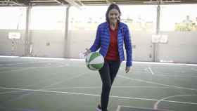 La candidata del PSOE a la Alcaldía de Madrid, Reyes Maroto, jugando al baloncesto con Madrid Total.