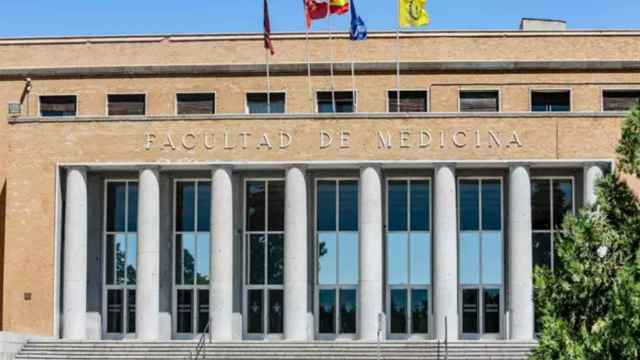 Fachada de la Facultad de Medicina de la Universidad Complutense de Madrid.