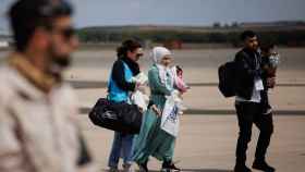 Una familia con dos niños procedentes de Siria a su llegada a la base aérea de Torrejón de Ardoz.
