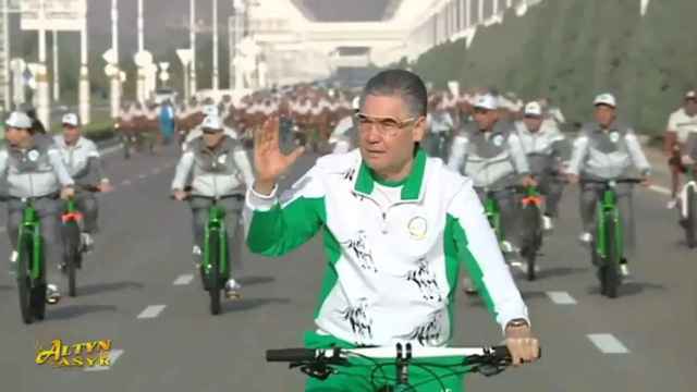 El exdictador Gurbanguly Berdimahamedow liderando un paseo masivo en bicicleta.