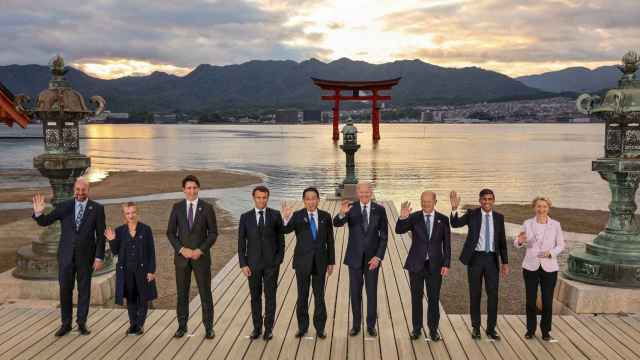 Biden (en el centro) junto al resto de líderes del G7. De i a d: Charles Michel, Giorgia Meloni, Justin Trudeau, Emmanuel Macron, Fumio Kishida, Joe Biden, Olaf Scholz, Rishi Sunak y Ursula von der Leyen.