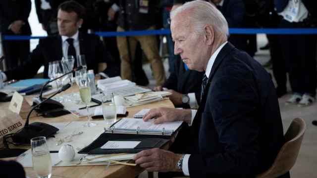 El presidente de los Estados Unidos, Joe Biden, asiste a una reunión durante la Cumbre de Líderes del G7 en Hiroshima el 19 de mayo de 2023.