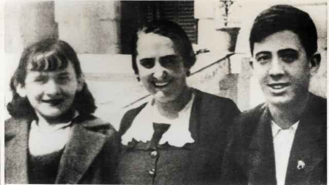Dolores Ibárruri, 'La Pasionaria', junto a sus hijos Amaya (i.) y Rubén Ruiz Ibárruri (d.) antes de la partida de ellos hacia la URSS en 1935.