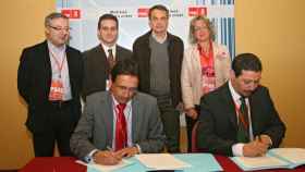 Aberchán (i) y Dionisio Muñoz, (d), luego condenados, firmando la coalición entre PSOE y CpM  para las Generales 2008.