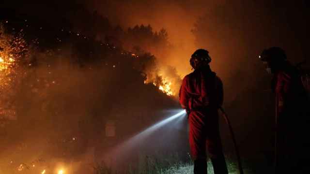 Trabajos nocturnos de los militares de la UME desplegados en la zona para la extinción del incendio.