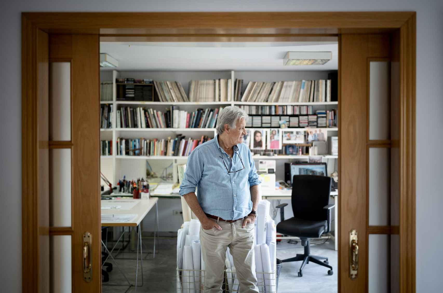 Moreno Peralta posa en el interior de su estudio.