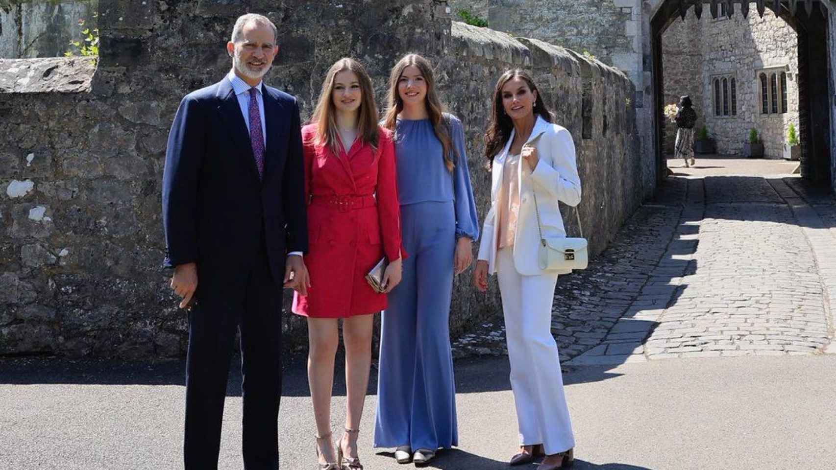 Felipe VI y Letizia junto a sus hijas, Leonor y Sofía, posando a las puertas del colegio de Gales, este sábado 20 de mayo.