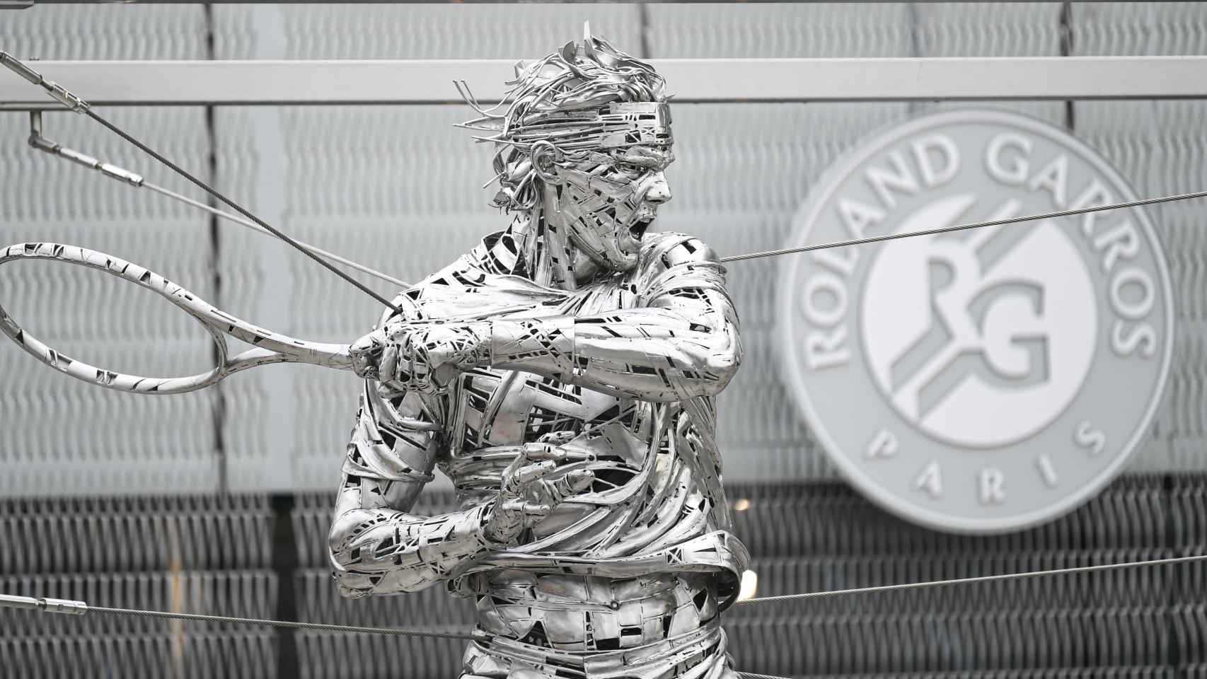 Escultura de Rafa Nadal en el complejo de Roland Garros, en París