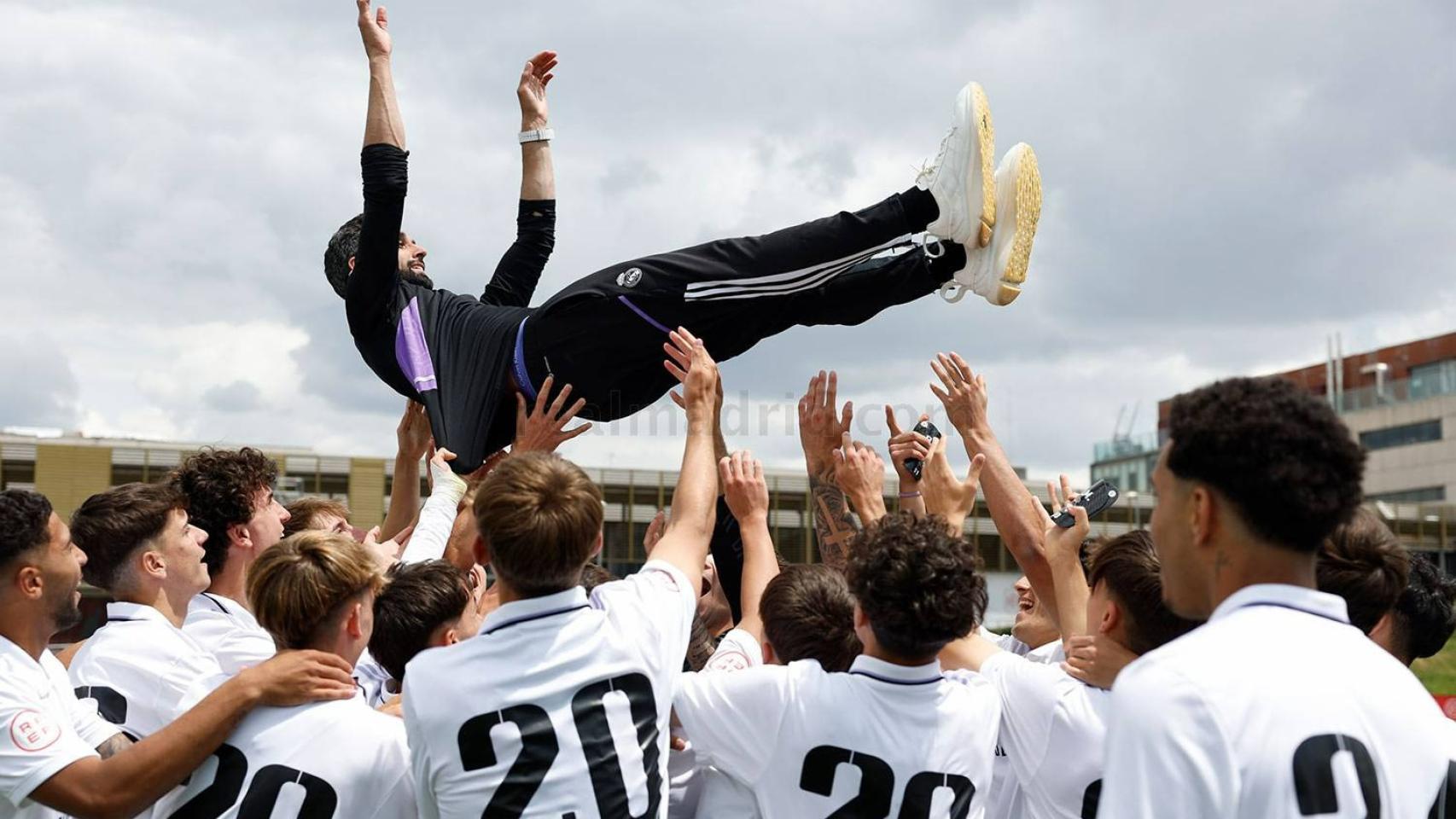Los jugadores del Juvenil A mantean a su entrenador, Álvaro Arbeloa.