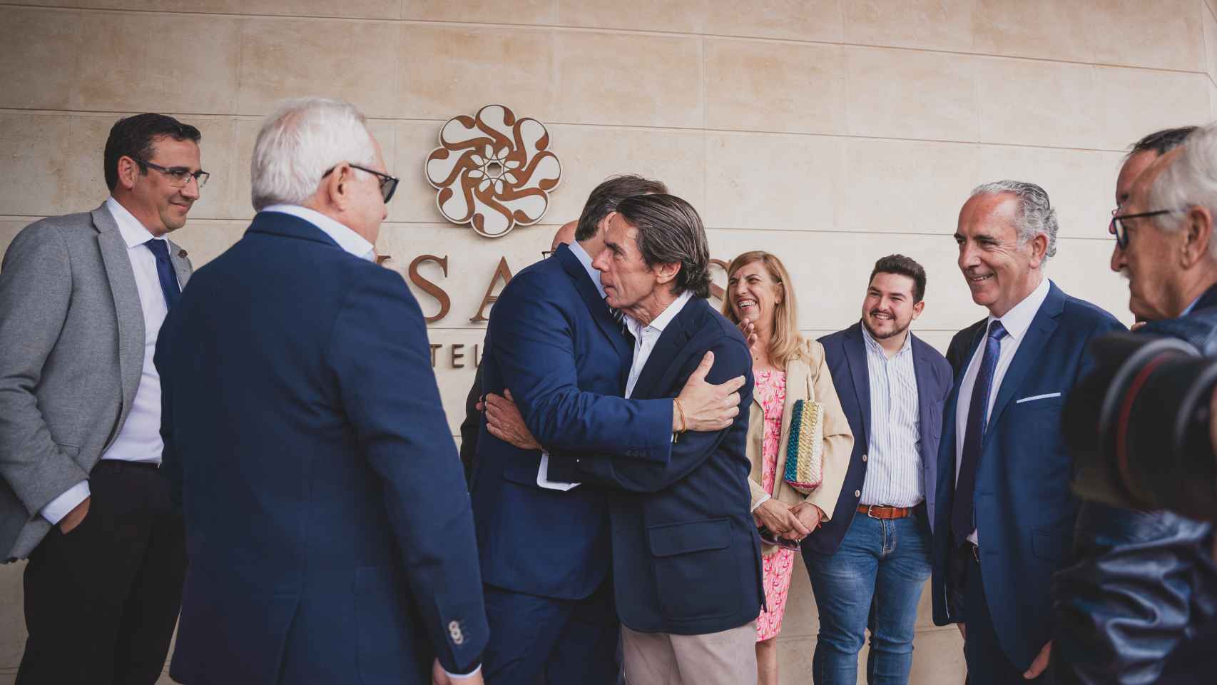 Aznar, a su llegada a Tarancón, se abraza con el candidato del PP en Castilla-La Mancha, Paco Núñez.