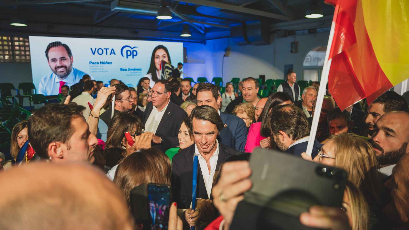 Aznar, rodeado de simpatizantes del PP, abandona el mitin de Cuenca.