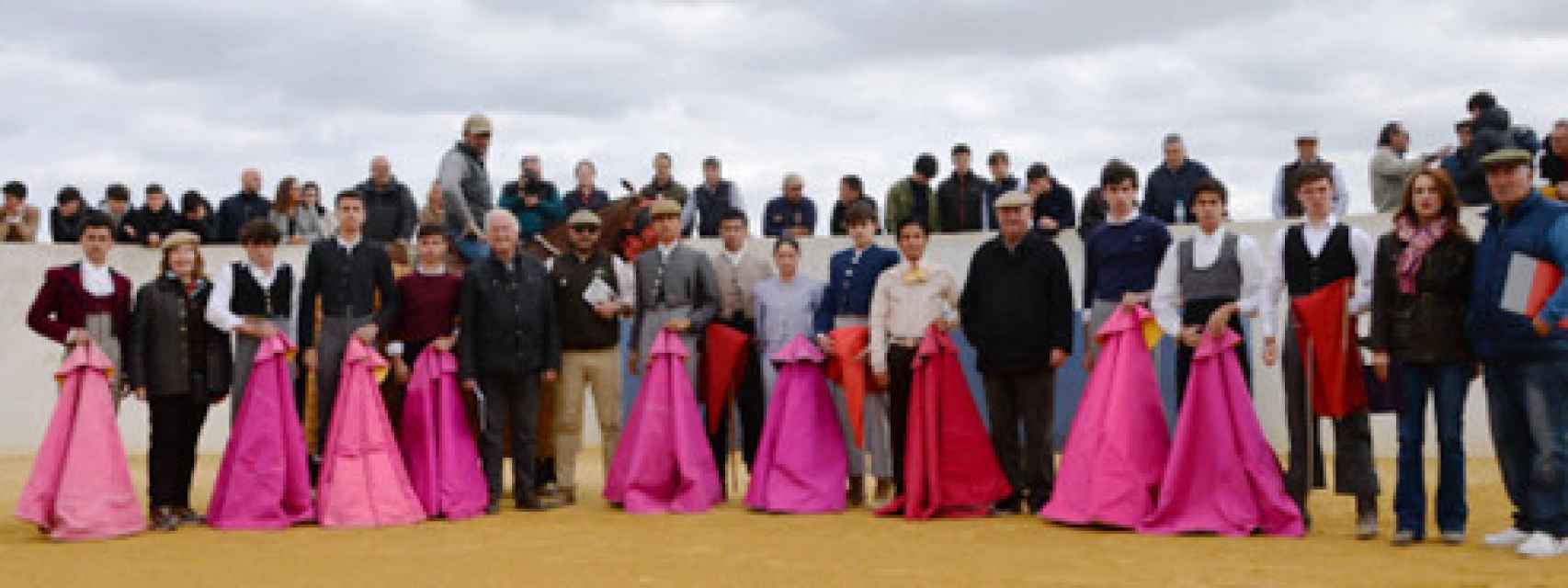 Foto de familia de los novilleros participantes junto a directivos de la Federación y ganadero