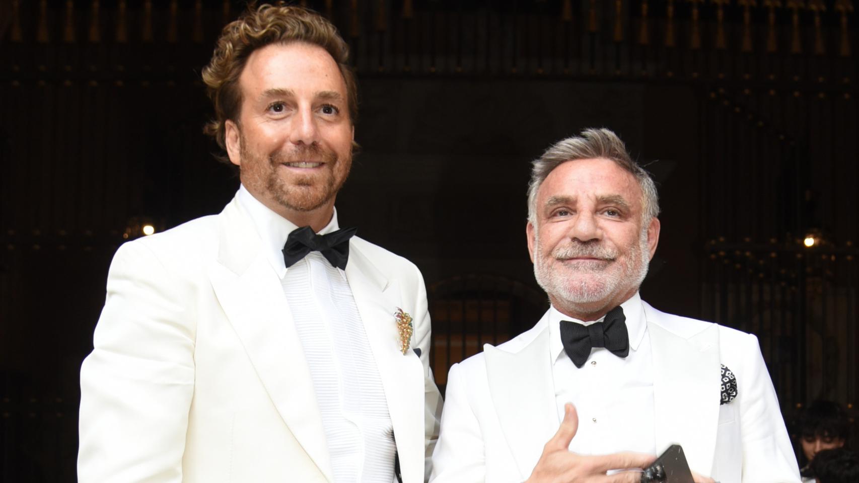 Raúl Prieto y Joaquín Torres posando ante los medios de comunicación a las puertas de la Casa de Pilatos, en Sevilla, este pasado viernes, 19 de mayo.