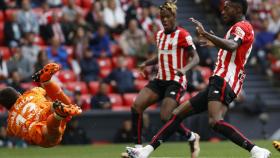 Iñaki Williams realiza un disparo durante el Athletic - Celta.