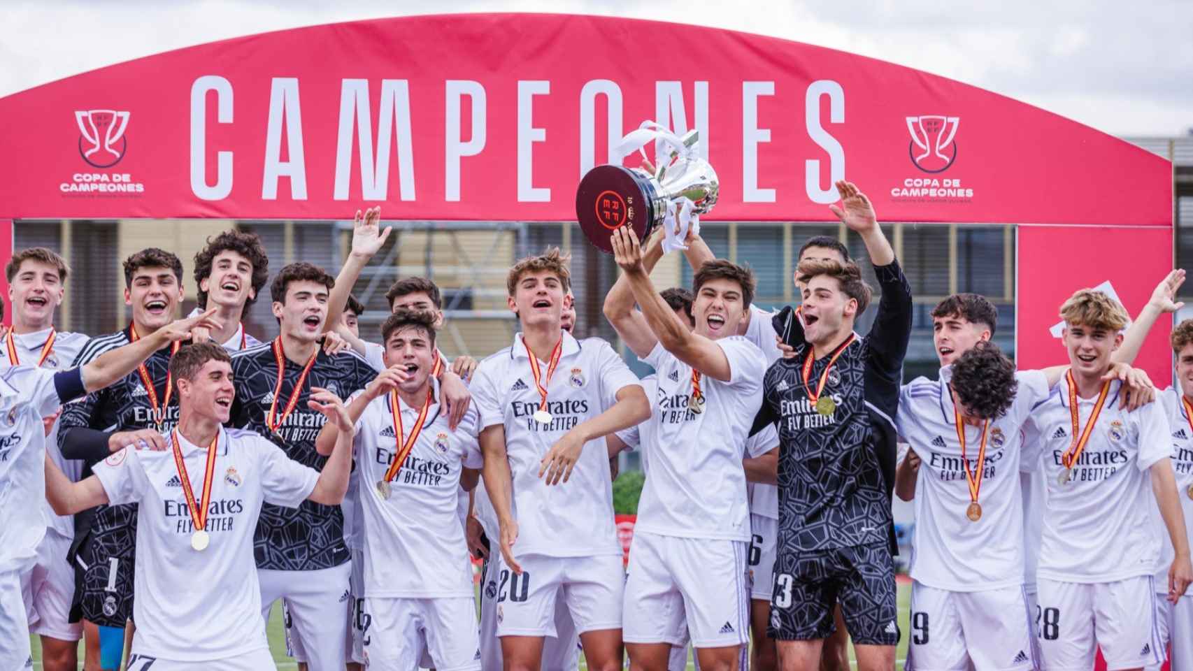 Los jugadores del Real Madrid levantan la Copa del Campeones.