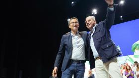 El presidente del Partido Popular, Alberto Núñez Feijóo, (i) junto al presidente del PP-A y el candidato a la alcaldía de Sevilla, José Luis Sanz.