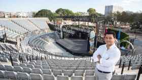 El alcalde de San Javier, José Miguel Luengo, posando en las gradas del auditorio del Parque Almansa que albergará conciertos del Festival Internacional de Jazz.