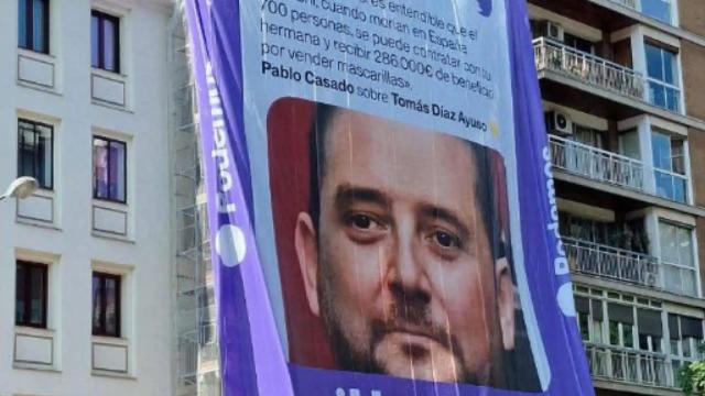 Lona electoral de Podemos con la cara de Tomás Díaz Ayuso