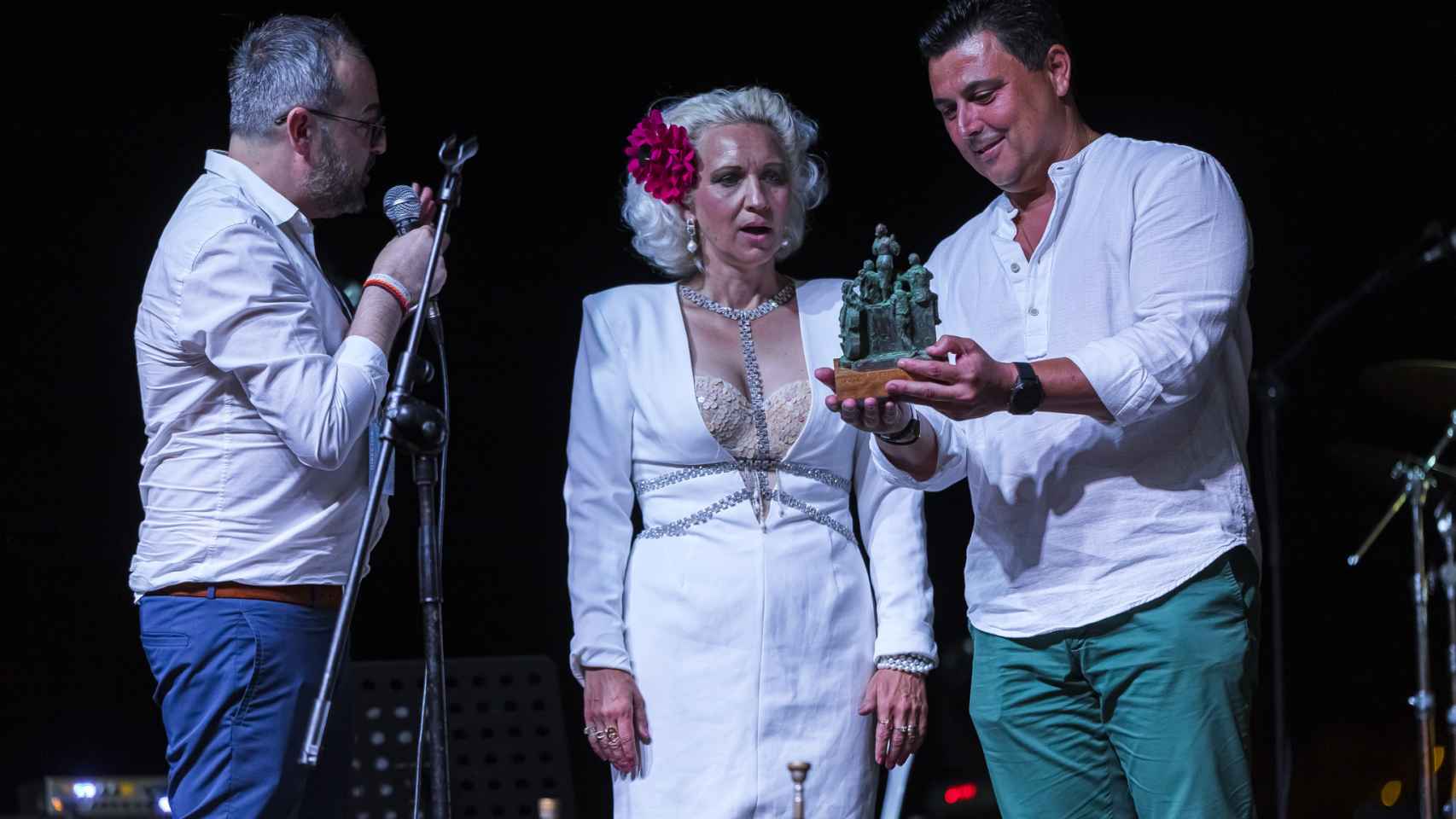 La cantante y multiinstrumentista sueca Gunhild Carling recibiendo el Premio del Festival 2022.