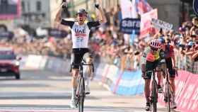McNulty celebra su victoria en el Giro de Italia.