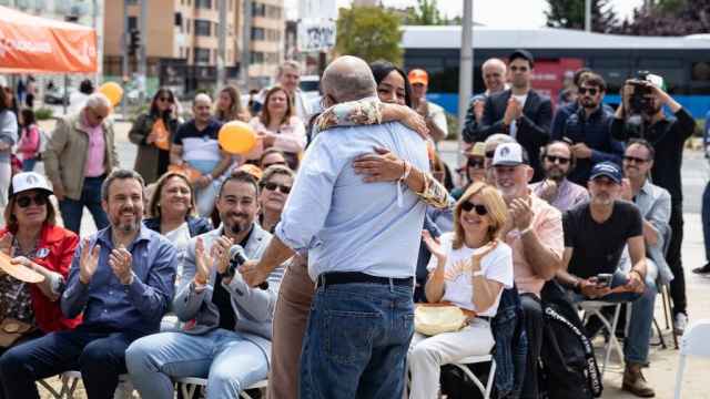 Francisco Igea en un acto de Ciudadanos Madrid abrazando a Begoña Villacis