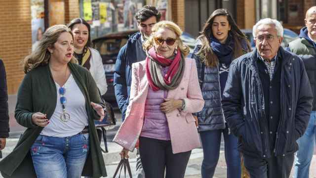 La expresidenta de la Comunidad de Madrid, Esperanza Aguirre, visita Burgos y Cardeñadijo