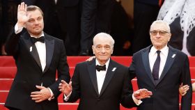 Martin Scorsese (en el centro), junto a los protagonistas de 'Killers of the Flower Moon', Leonardo DiCaprio y Robert De Niro. Foto: EFE/EPA/SEBASTIEN NOGIER