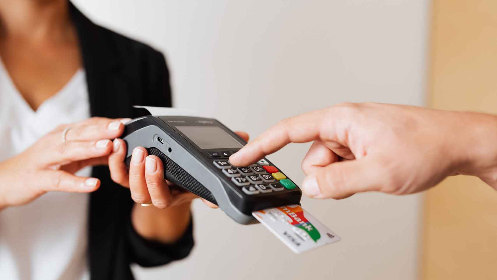Una persona paga con tarjeta de crédito una compra.