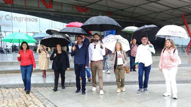 El candidato del PSOE a la Alcaldía de Málaga, Daniel Pérez, junto a otros miembros de la lista.