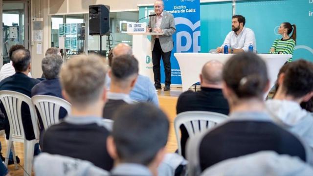 El alcalde y candidato del PP de Málaga a la reelección, Francisco de la Torre, expone su programa de deportes.