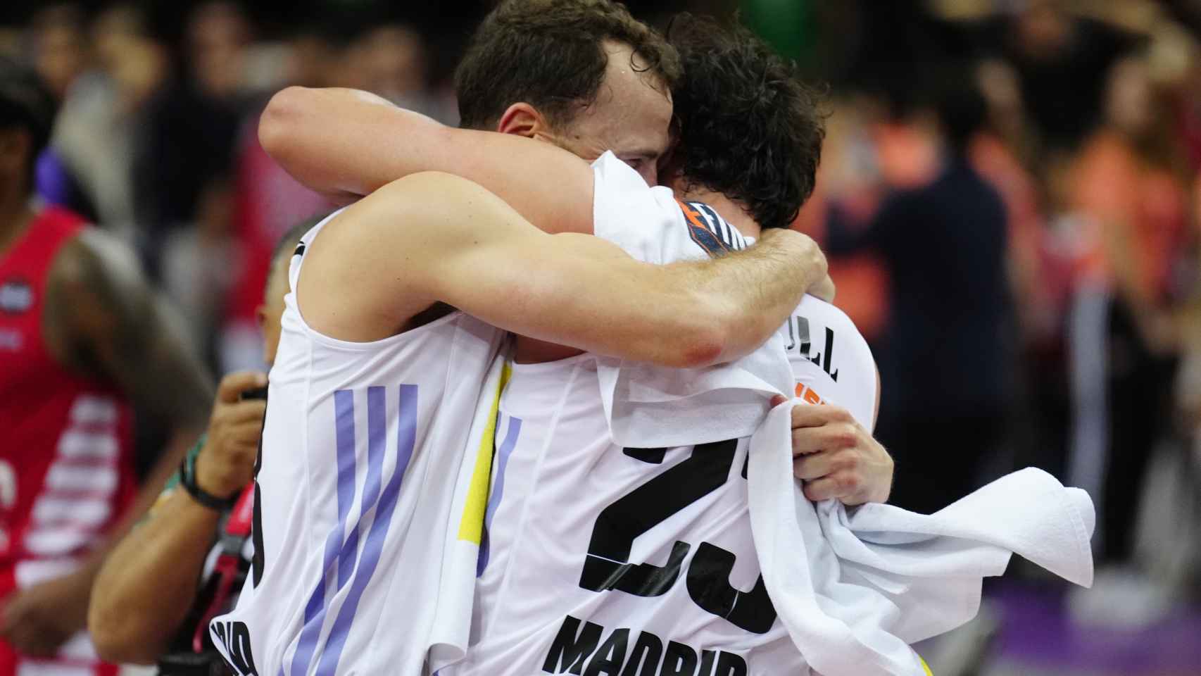 Sergio Llull y Sergio Rodríguez abrazándose tras ganar la Euroliga.