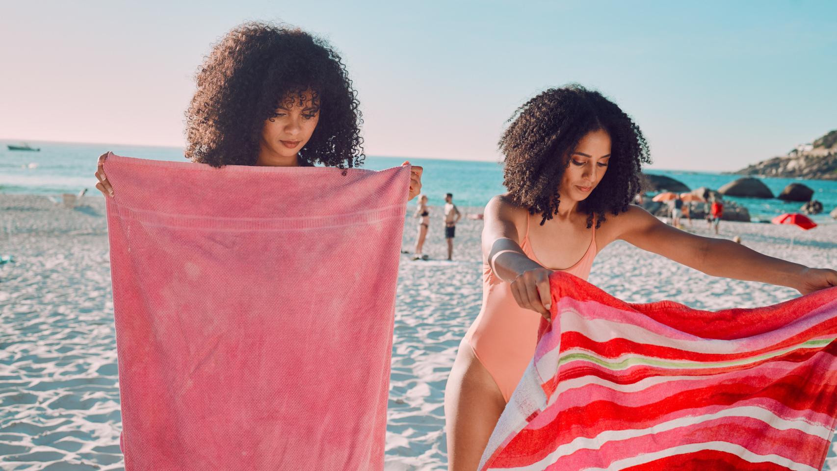 Mujeres con toallas de playa
