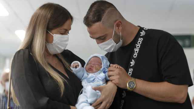 La pareja formada por Tamara y Jesús posan con su hijo en el Hospital Clinic de Barcelona.