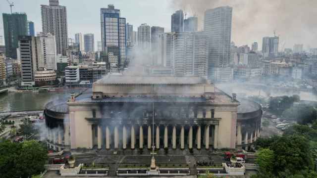 La Oficina Central de Correos de Manila expulsa humo este lunes después de sufrir un incendio.