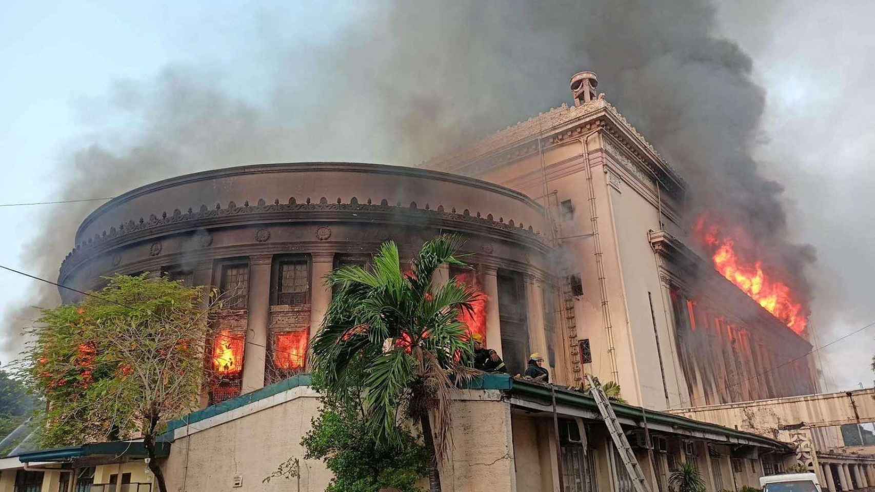 El humo se eleva desde la Oficina Central de Correos de Manila en llamas tras un incendio masivo.
