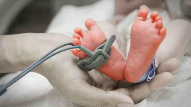 Muere un bebé de 11 meses al esperar durante seis horas el traslado de hospital
