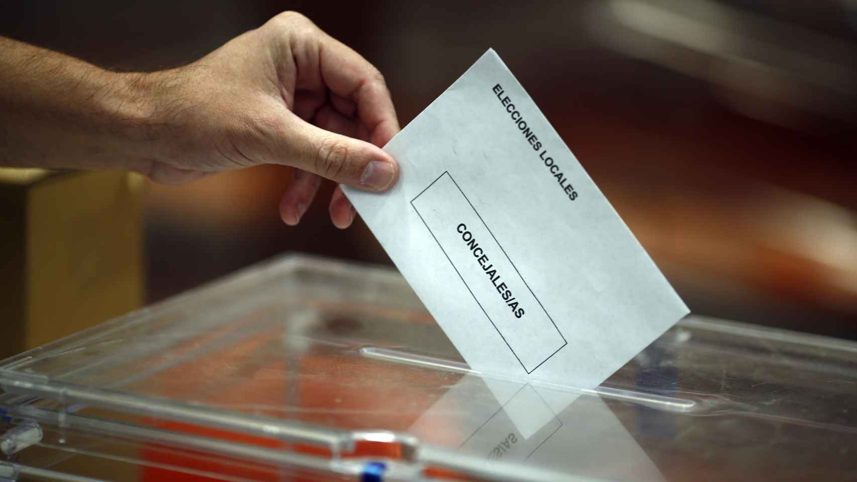 Papeleta de las elecciones locales entrando en la urna