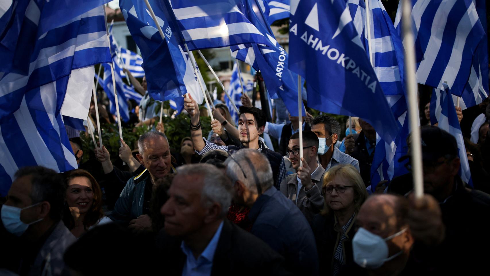 Supporters of the conservative ruling New Democracy party wave flags as they attend a pre-election rally for party leader Kyriakos Mitsotakis in Athens, Greece, May 19, 2023. REUTERS/Alkis Konstantinidis