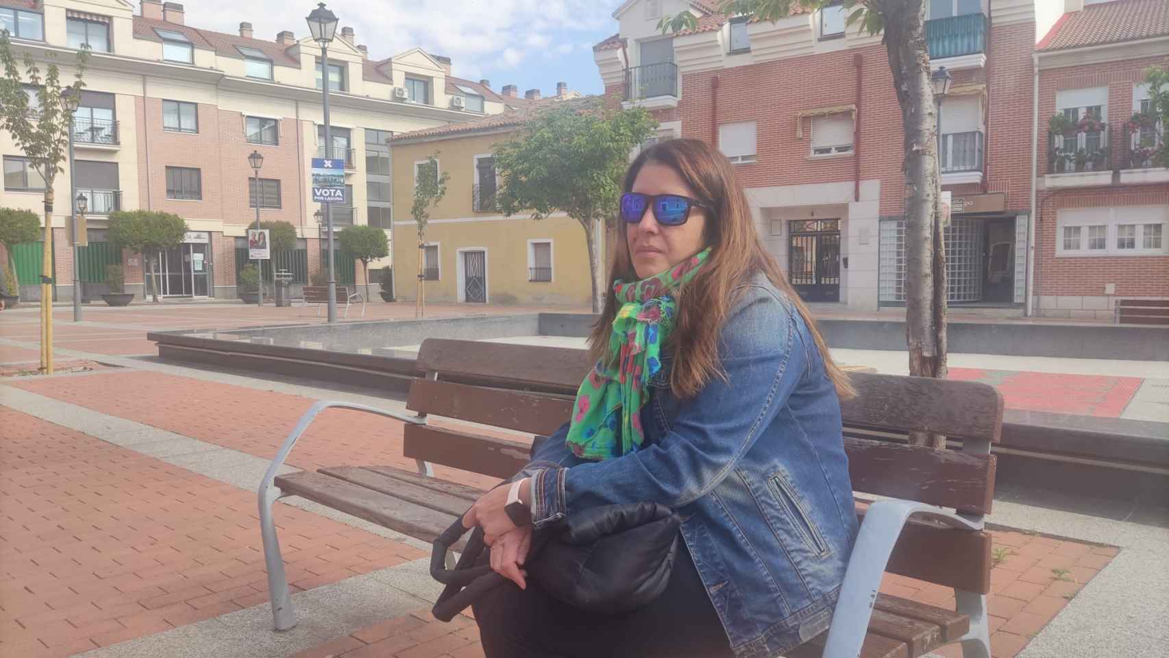 Victoria López, hija del vallisoletano fallecido posa en la Plaza Mayor del Laguna de Duero