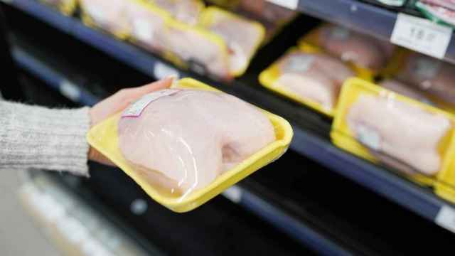 Pollo envasado en un supermercado.