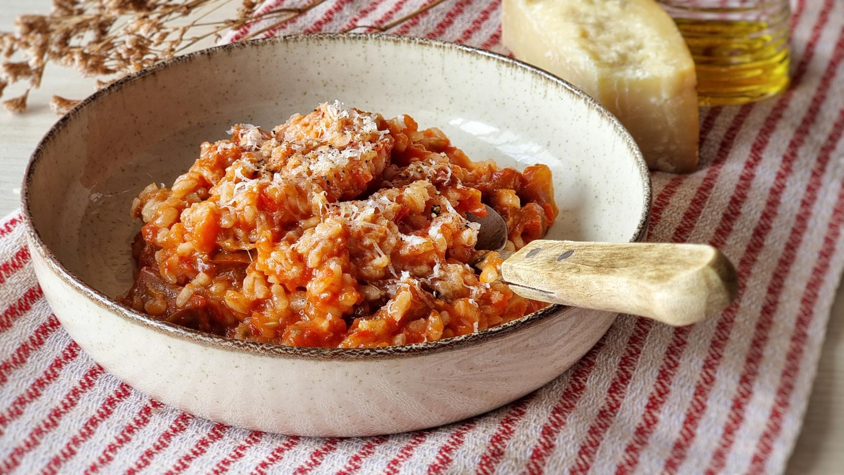 Risotto de tomate al horno, una receta fácil en la que pueden ayudar los  niños