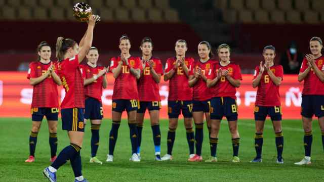 Alexia Putellas celebra el Balón de Oro frente a sus compañeras de la selección española